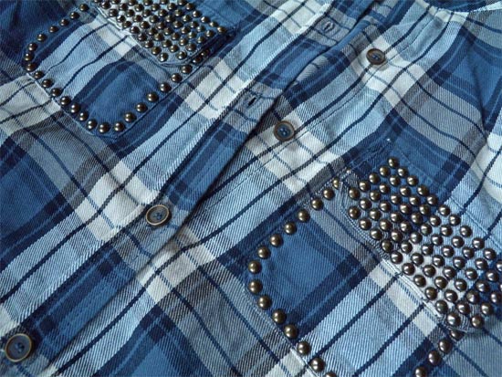 Camisa xadrez customizada com tachinhas nos bolsos