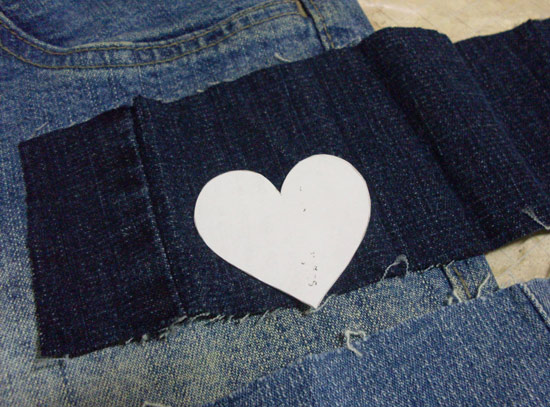 Como customizar calça jeans com corações