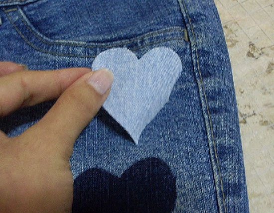 Como customizar calça jeans com corações