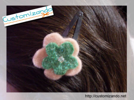 Customização de enfeite de cabelo (tic-tac)com flor para a primavera