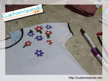 Camiseta customizada com flores feita com caneta para tecido