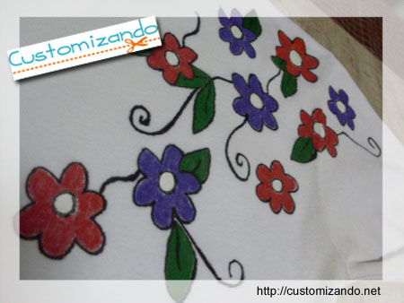 Camiseta customizada com flores feita com caneta para tecido