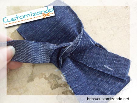 Customizando - customização de cabide de roupas com retalhes de jeans
