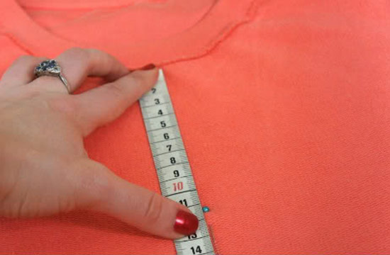 Como customizar blusa de moletom com recortes