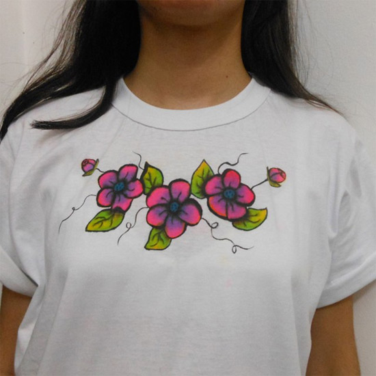 camiseta com flores