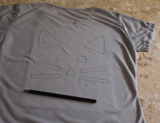 Customizando camiseta com recorte de gatinho